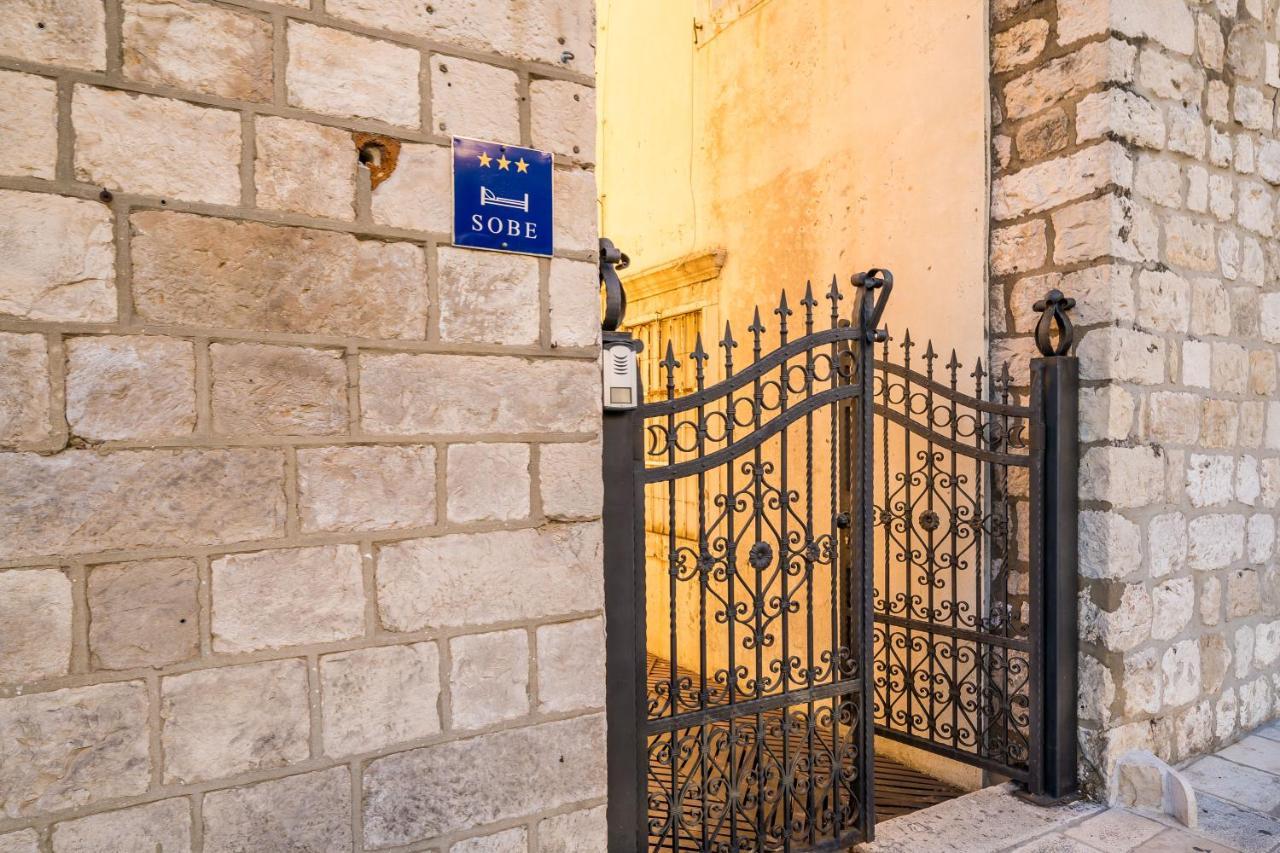 Deluxe Rooms With A Terrace View At Old City Gate Ragusa Esterno foto