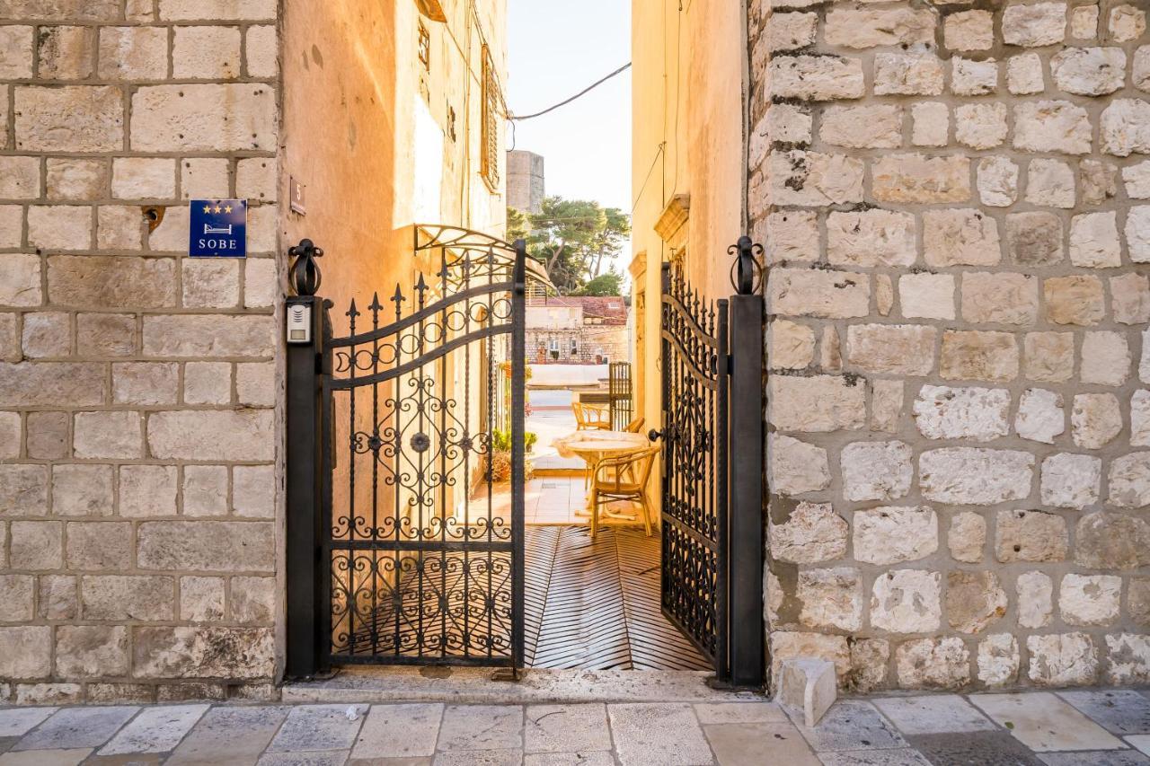 Deluxe Rooms With A Terrace View At Old City Gate Ragusa Esterno foto